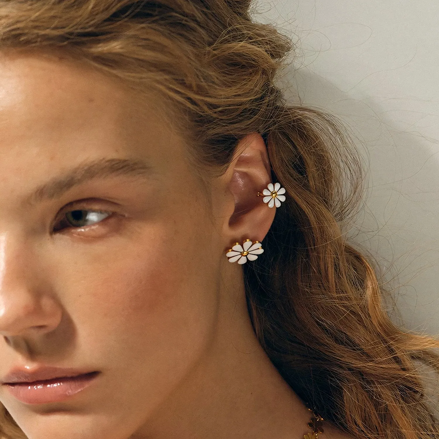 18k Dainty Daisy Floral Earrings