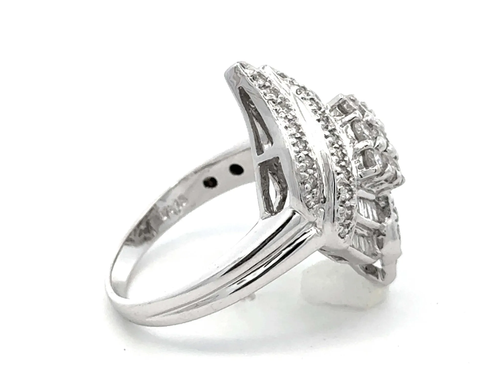Brilliant and Baguette Diamond Ring 18k White Gold