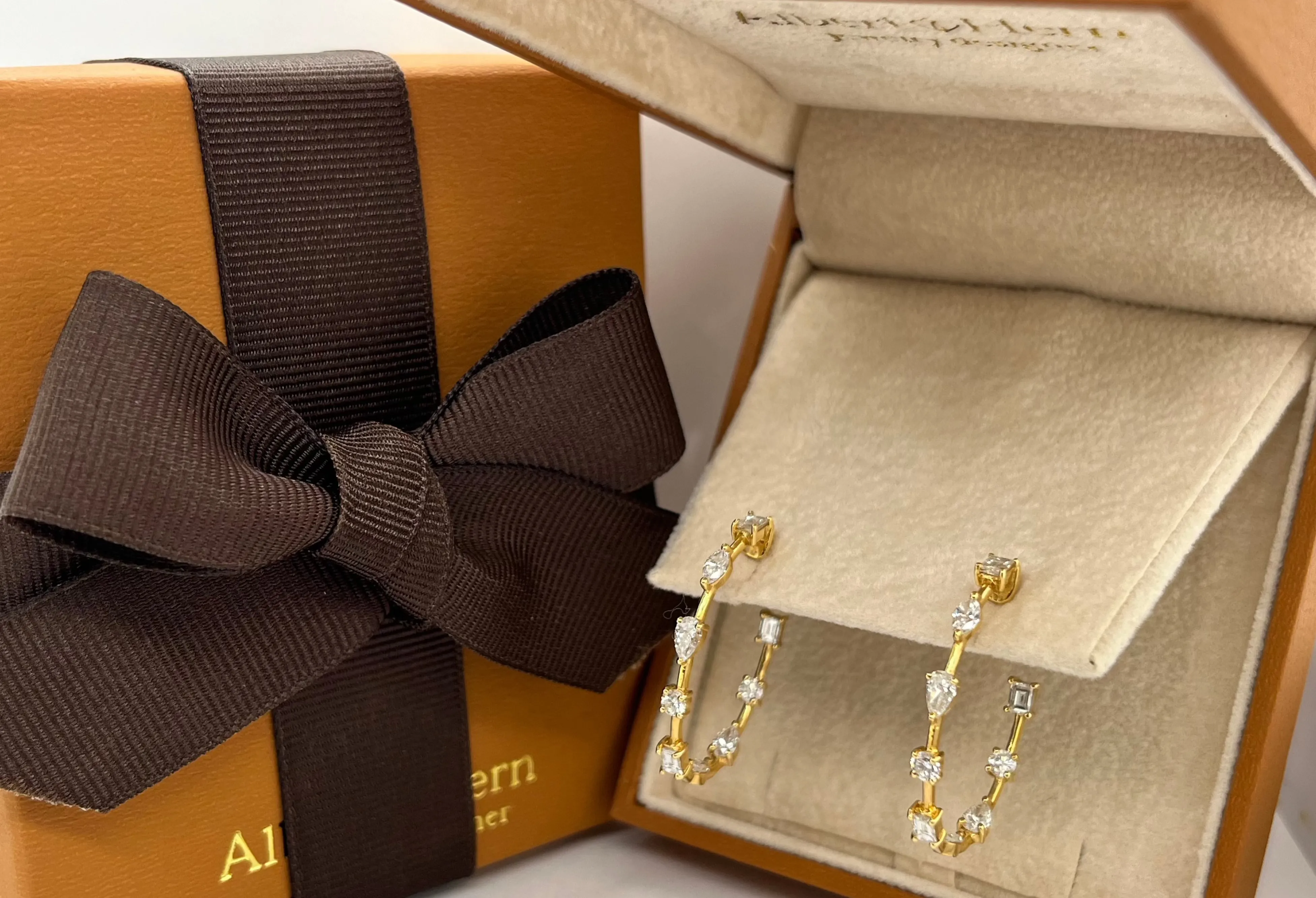 Earrings 18kt Yellow Gold Hoops with Mixed-Cut Diamonds