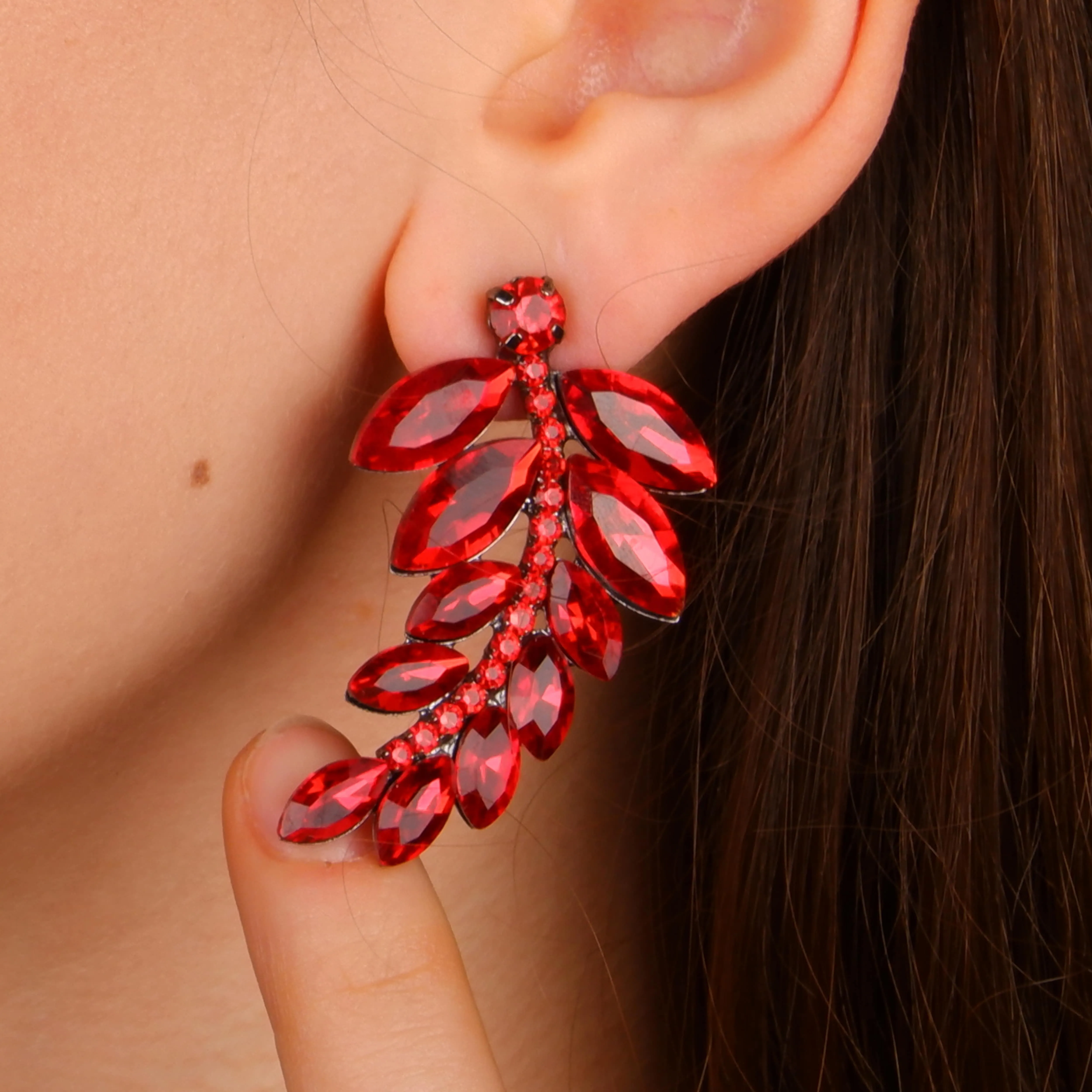 Elegant Crystal Stone Leaf Earrings: Modern Design for Timeless Style