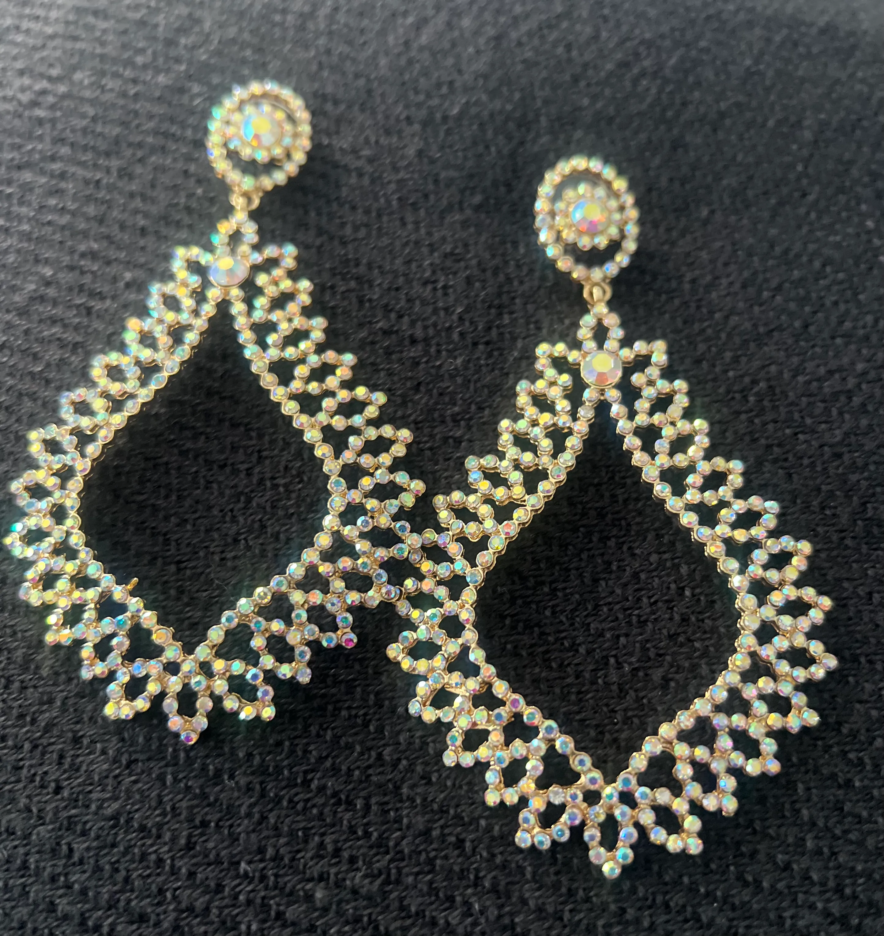 Elegant White Sparkly Earrings – Timeless Glamour