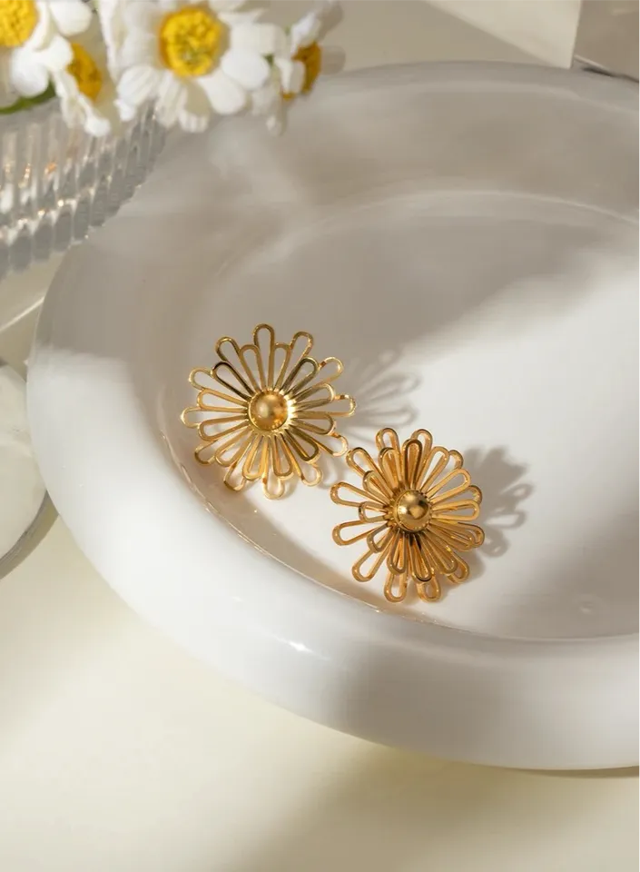 Enchanting Daisy Earring