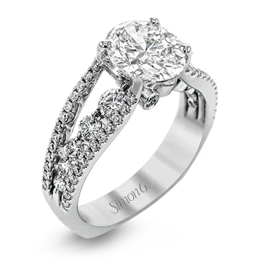 Engagement Ring in 18k Gold with Diamonds