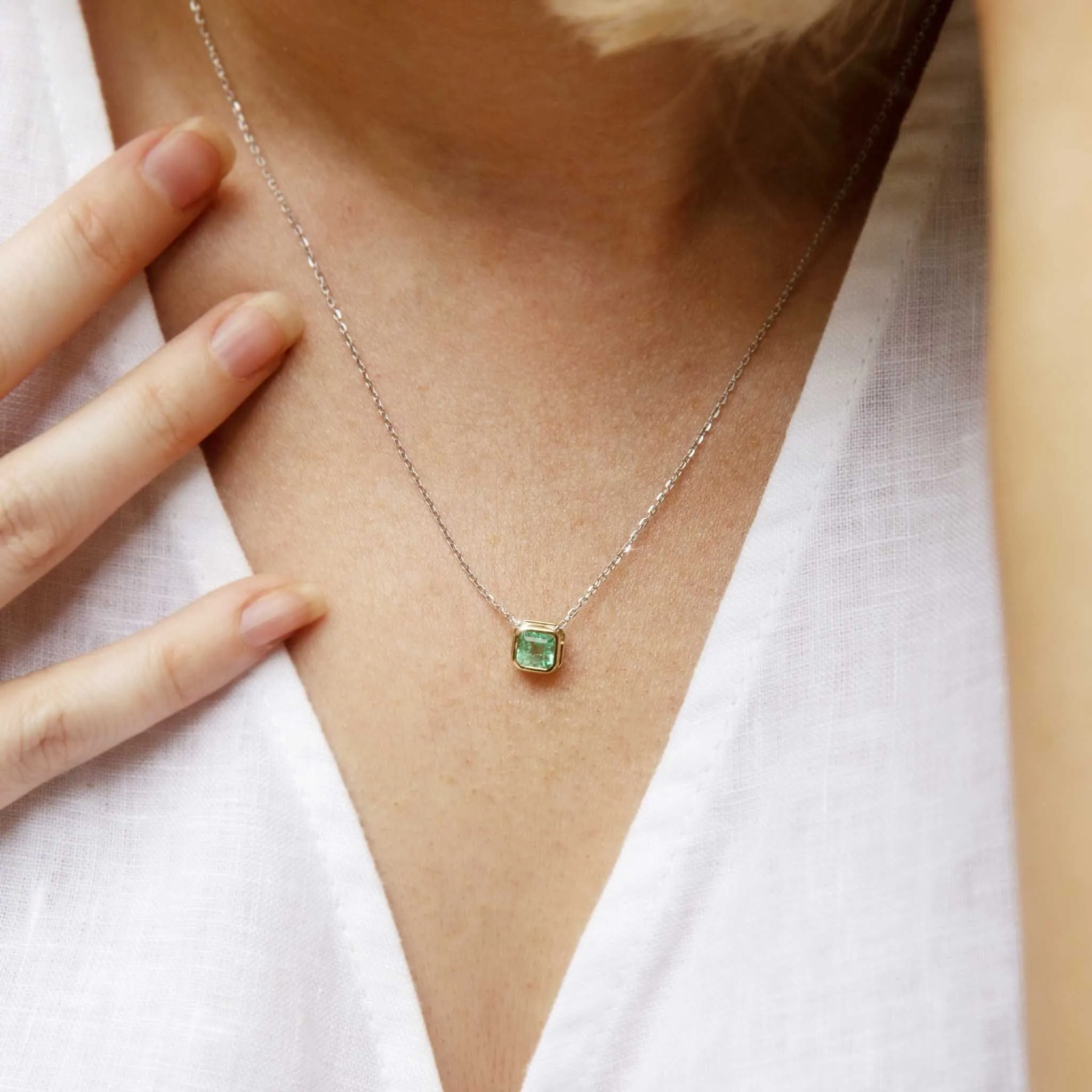 Kyria 1980s Emerald Pendant & White Gold Chain 9ct Yellow Gold