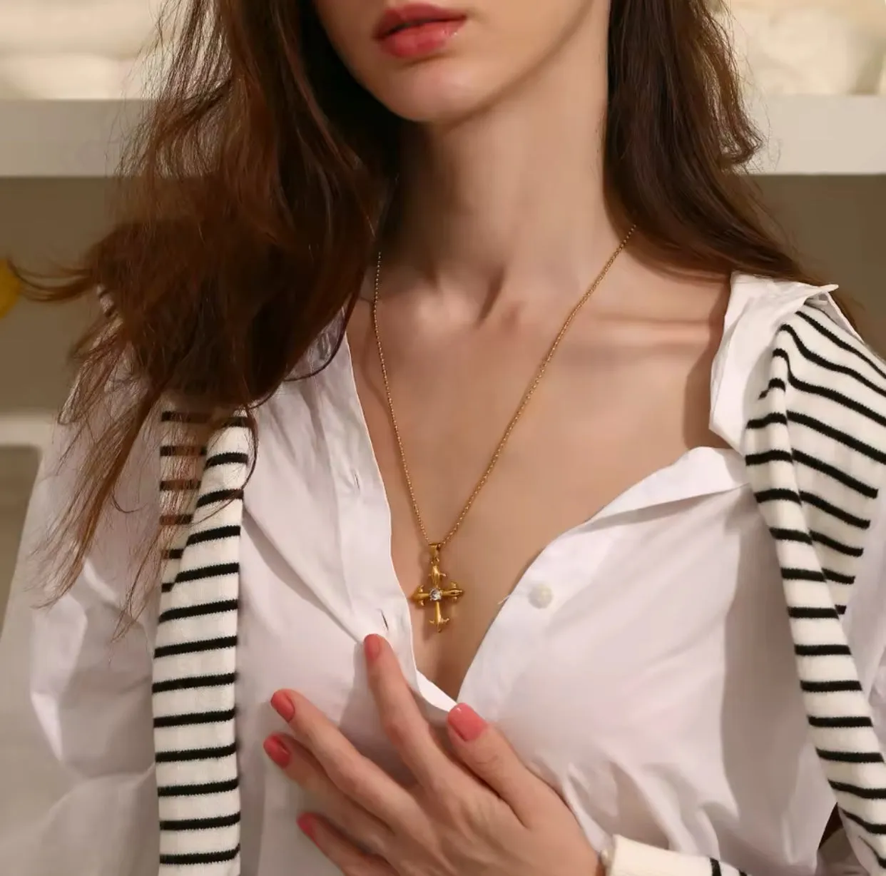 Lumiere Cross Pendant 18k Gold Necklace