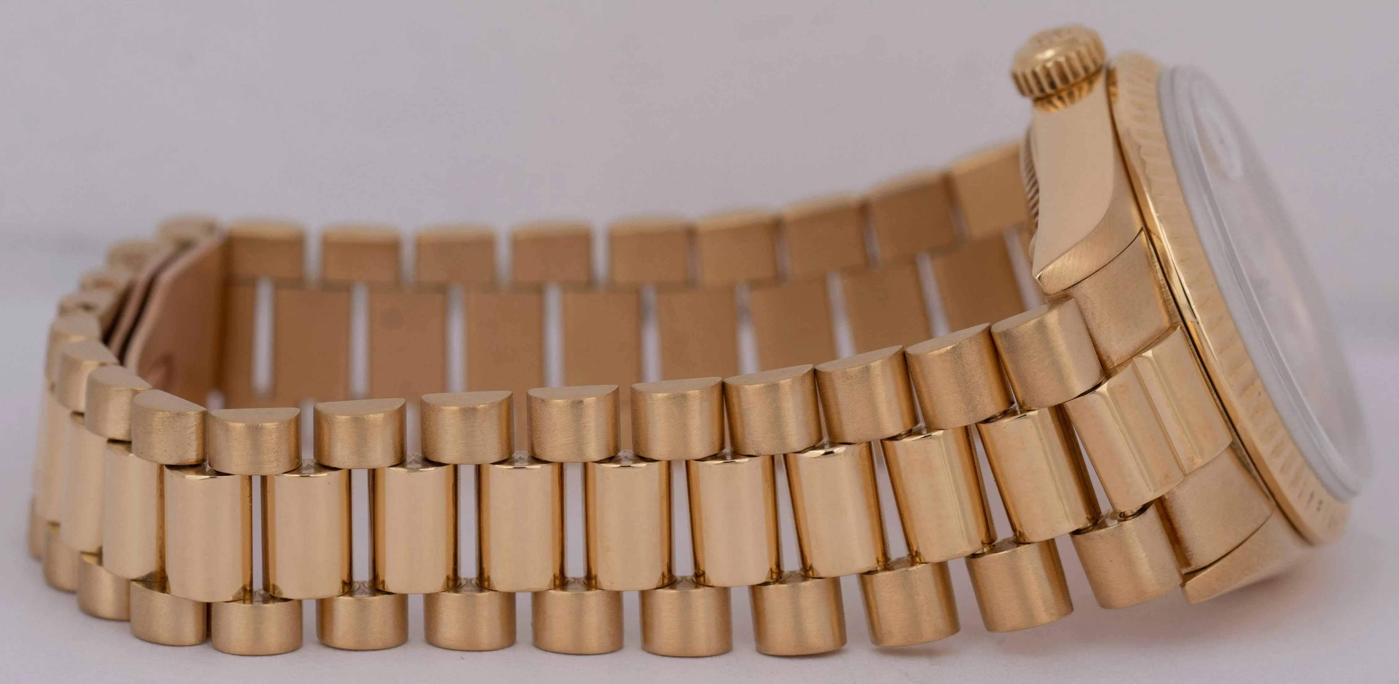 MINT Rolex DateJust President 31mm MOTHER OF PEARL DIAMOND 18K Gold Fluted 68278