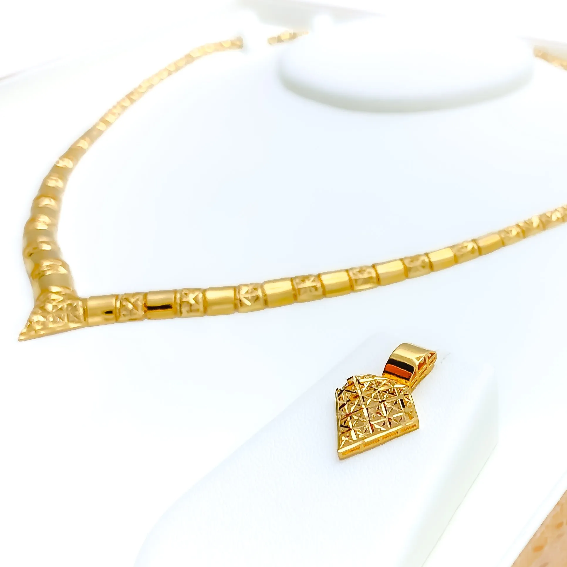 Reflective Refined 22K Gold Necklace Set