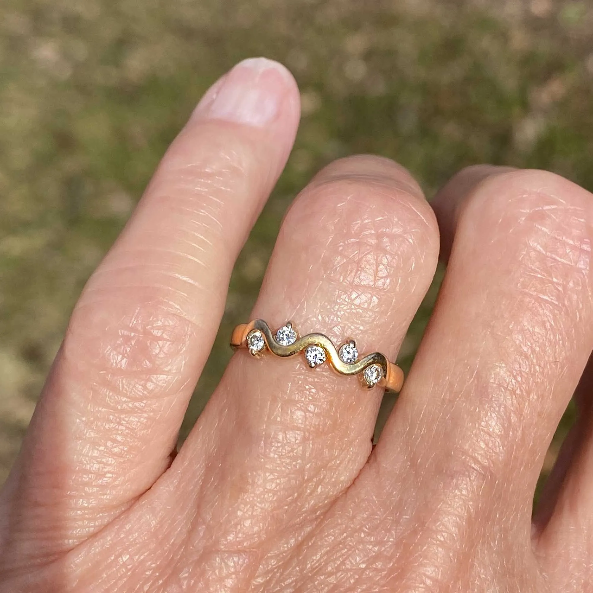 Vintage Zig Zag Diamond Wave Ring in Gold